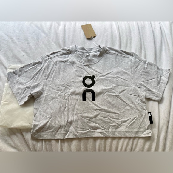 On Running Women’s Club Boxy-T Crop T-Shirt Crater - Picture 6 of 11